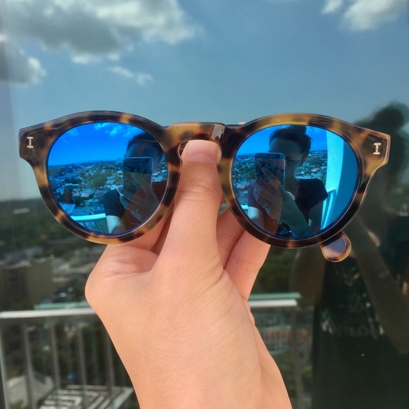 Illesteva Accessories - LEONARD ROUND MIRROR SUNGLASSES IN TORTOISE/BLUE